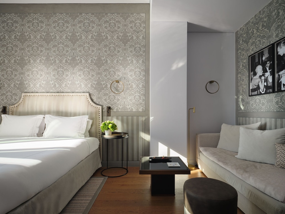 Junior Suite, Queen Bed, Sea Front, Sofa, Balcony