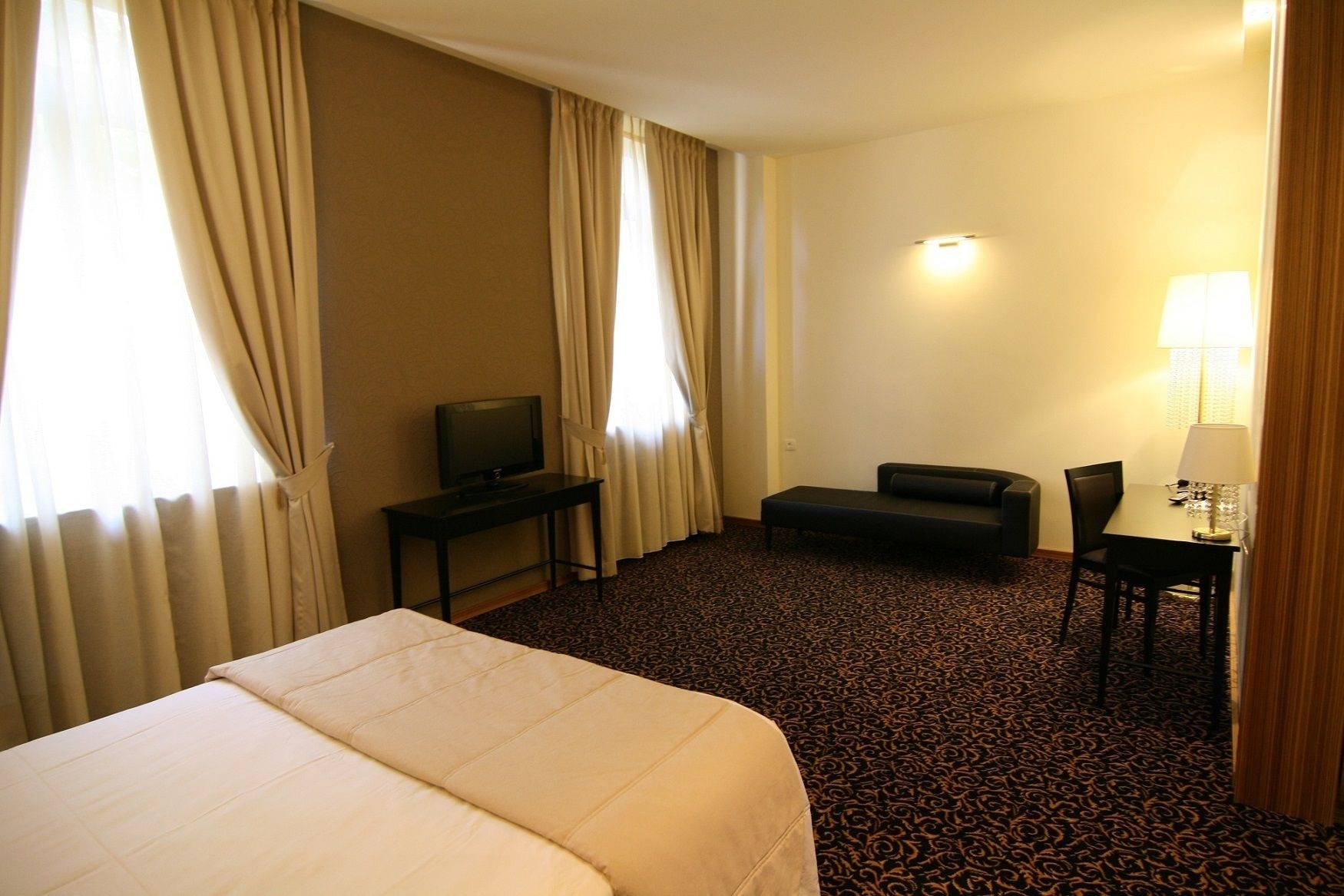 DELUXE, DOUBLE BED