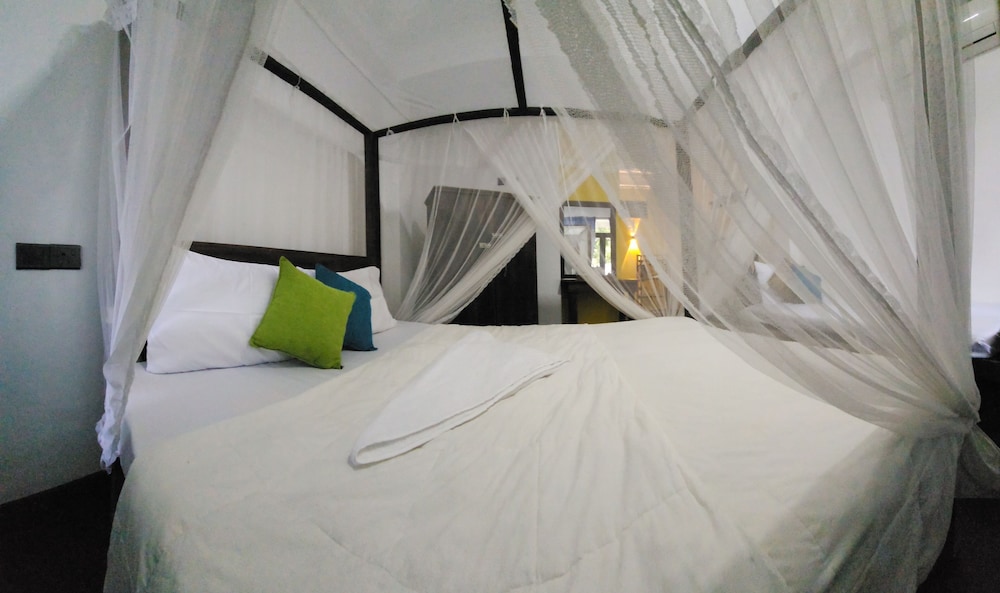 DELUXE, DOUBLE OR TWIN BED