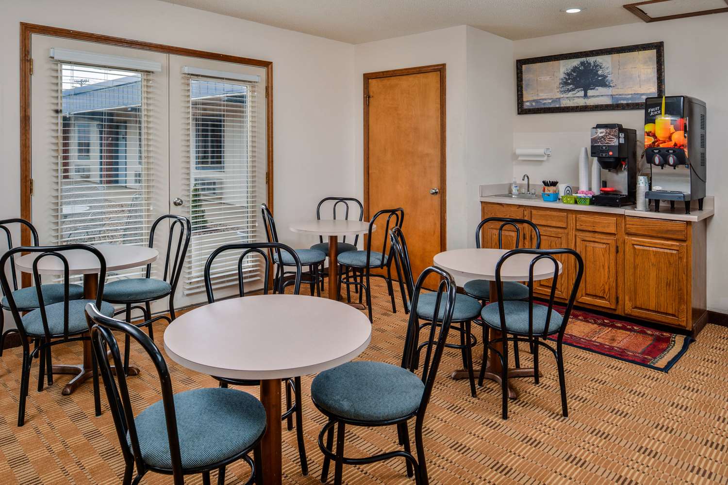 Americas Best Value Inn Ellsworth 13/18