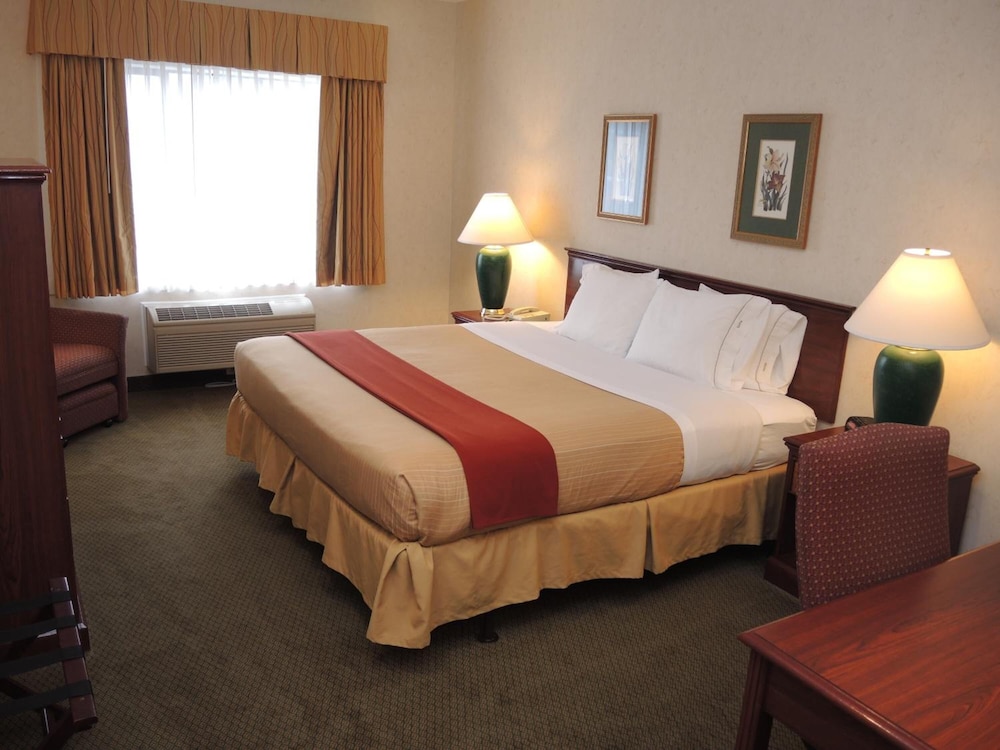 Evergreen Inn And Suites 25/59