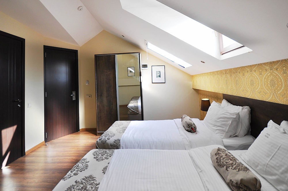 STANDARD, DOUBLE OR TWIN BED