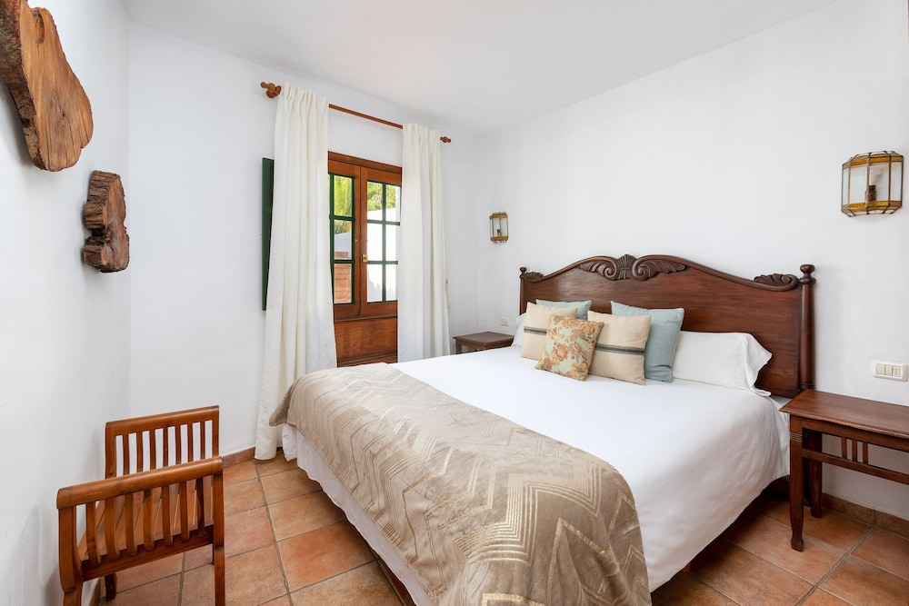 2 Bedrooms, House