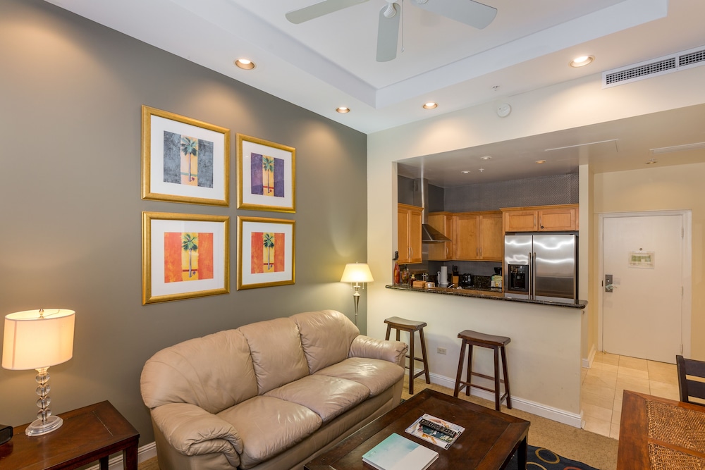 AQUA PALMS WAIKIKI 34/41