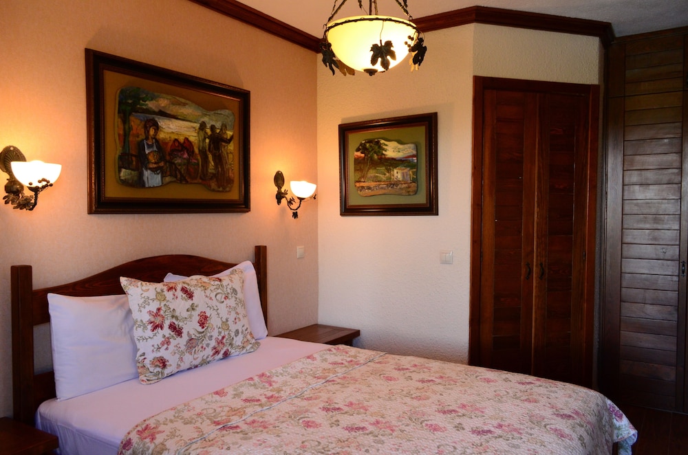 Ada Bacchus Hotel 10/50