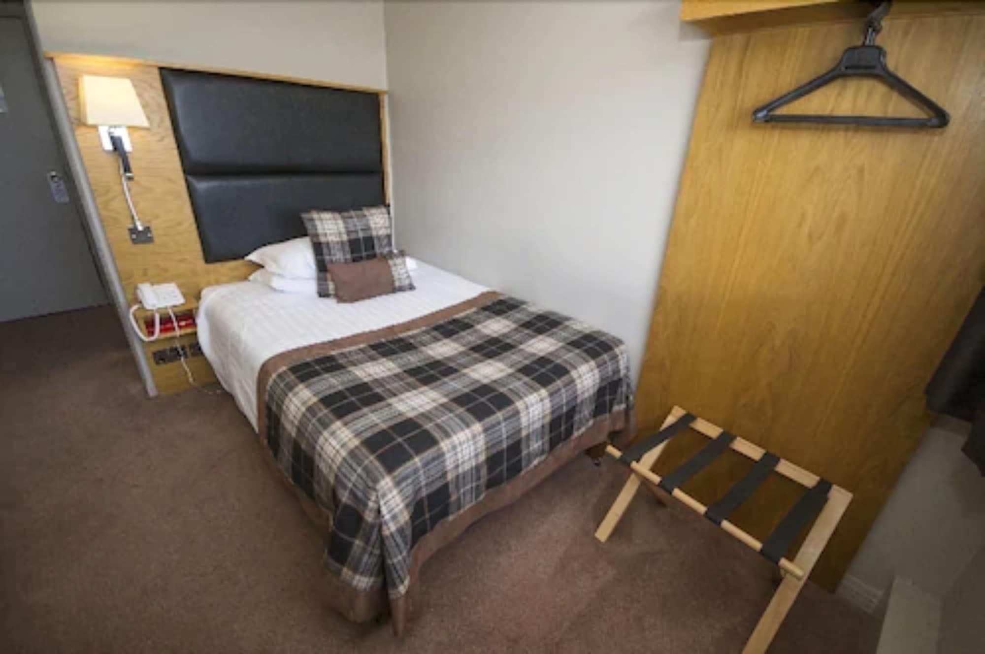 ROOM, SINGLE