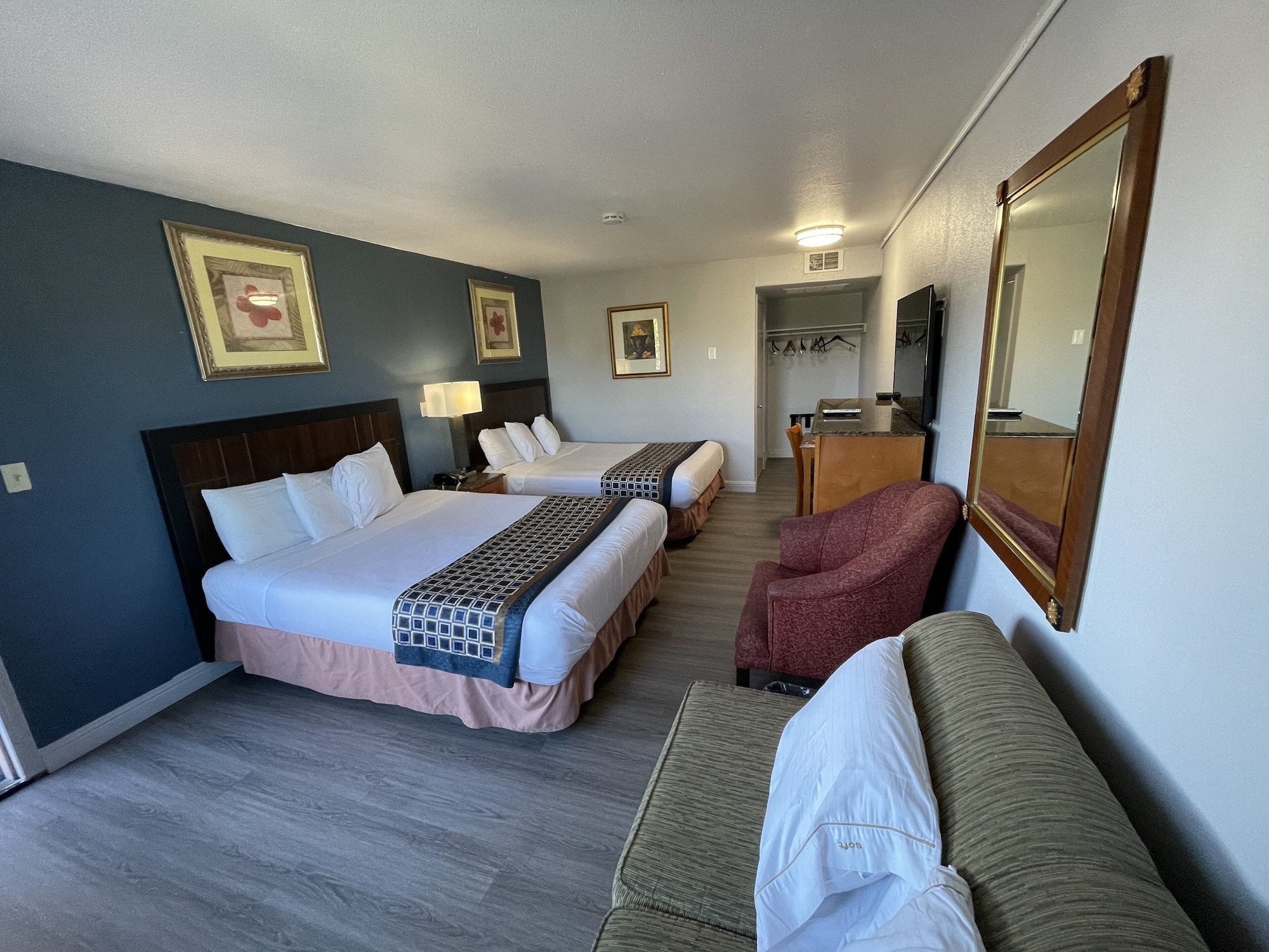 DELUXE, 2 QUEEN BEDS