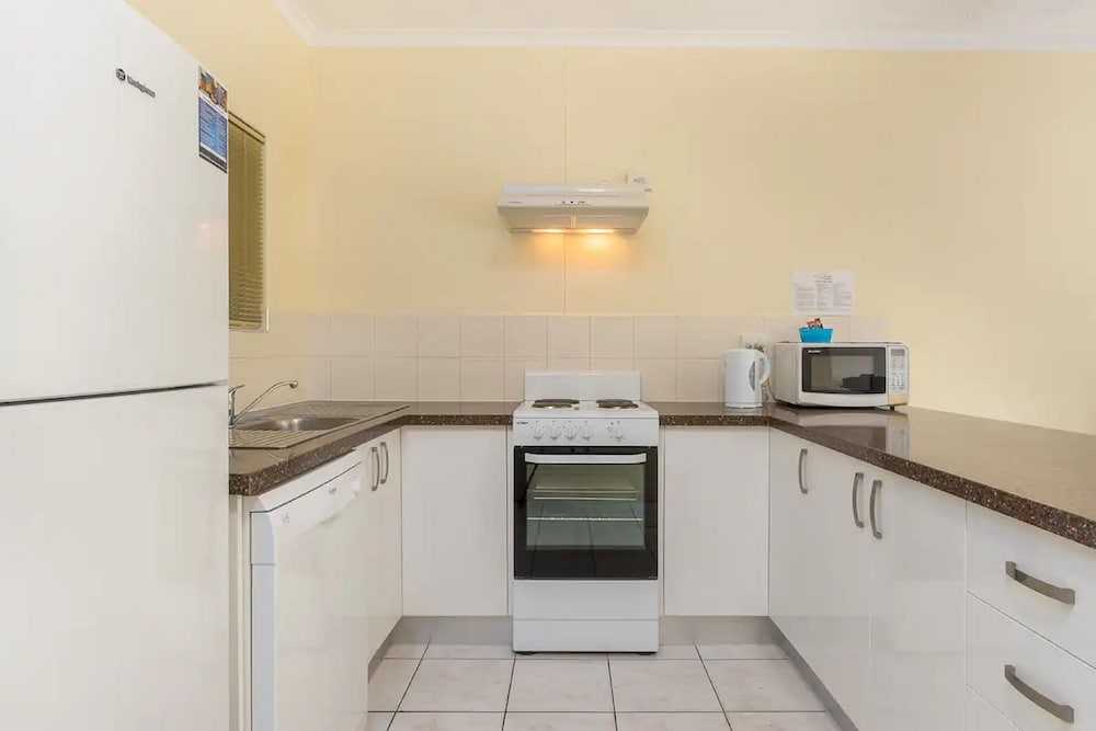 TRADEWINDS MCLEOD HOLIDAY APARTMENTS 9/43