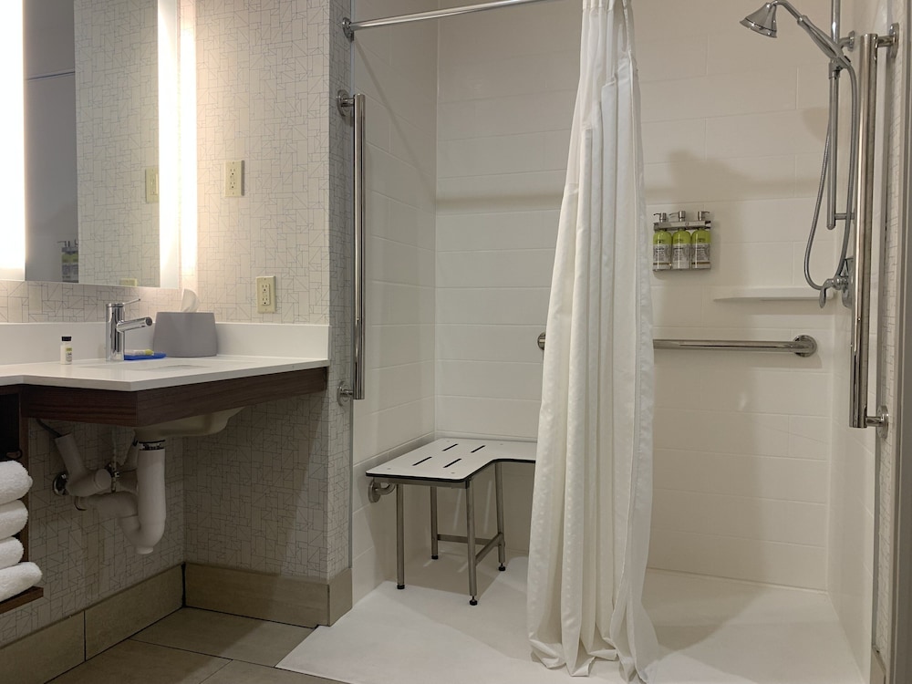 غرفة قياسية بسرير كينج لذوي الإعاقة، Holiday Inn Express Hotel And Suites Franklin Oil City 2/2