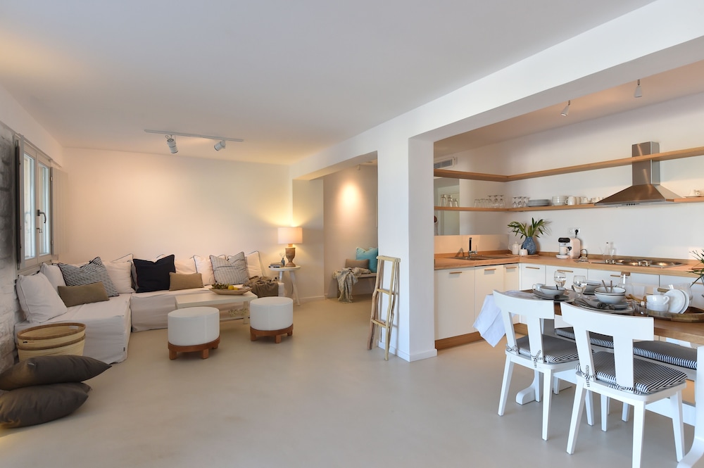 AMBASSADOR LUXURY VILLAS 25/50