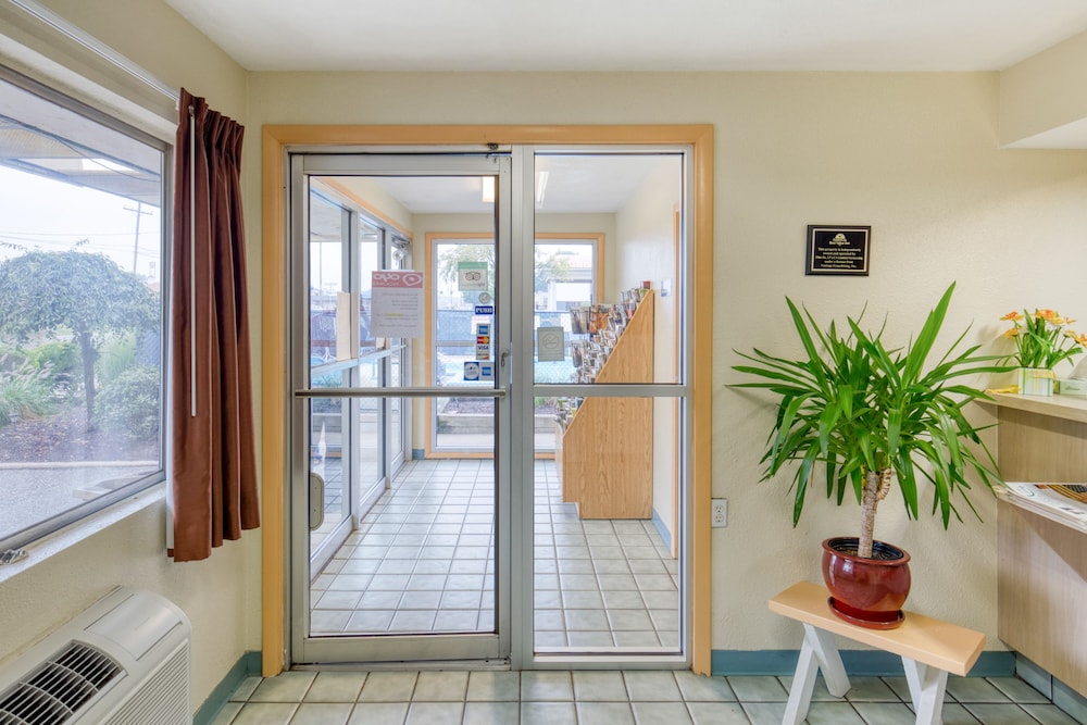Days Inn by Wyndham New Philadelphia 24/36