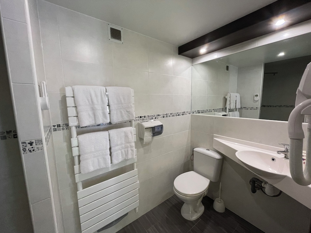 BRIT HOTEL SAINT-QUENTIN 45/53