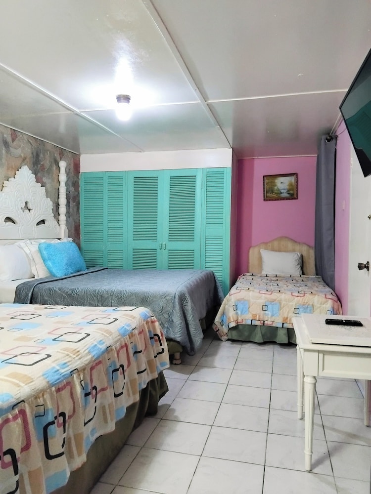 Family, 1 Single and 2 Queen Beds, Pool Access