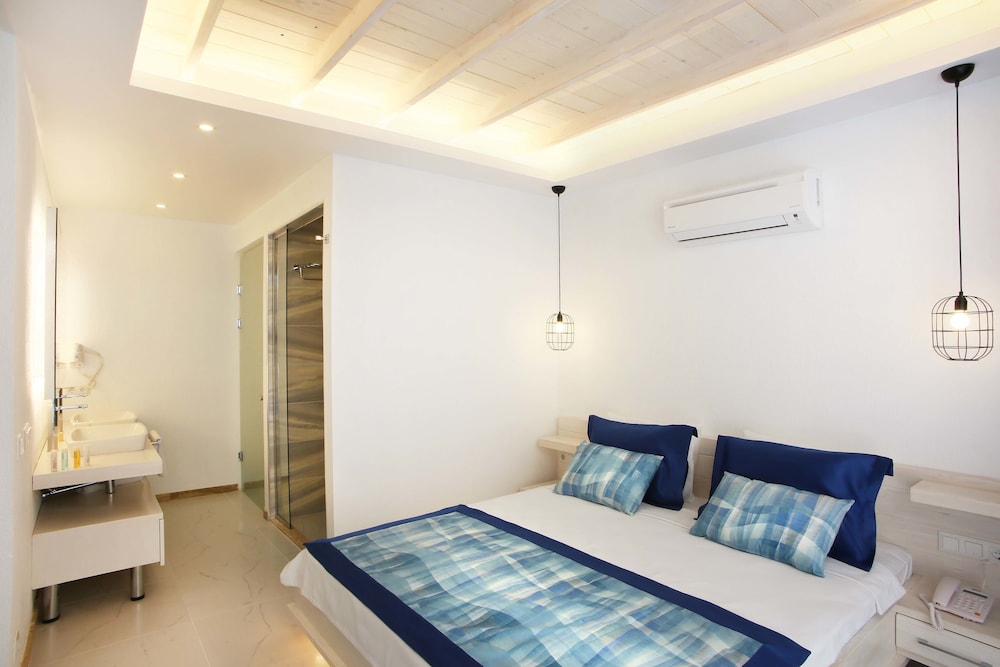 Nur Beach Hotel 8/41