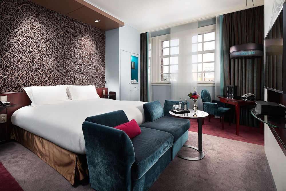 LUXURY, KING BED