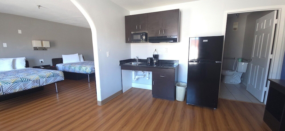 STANDARD, 2 QUEEN BEDS, KITCHENETTE