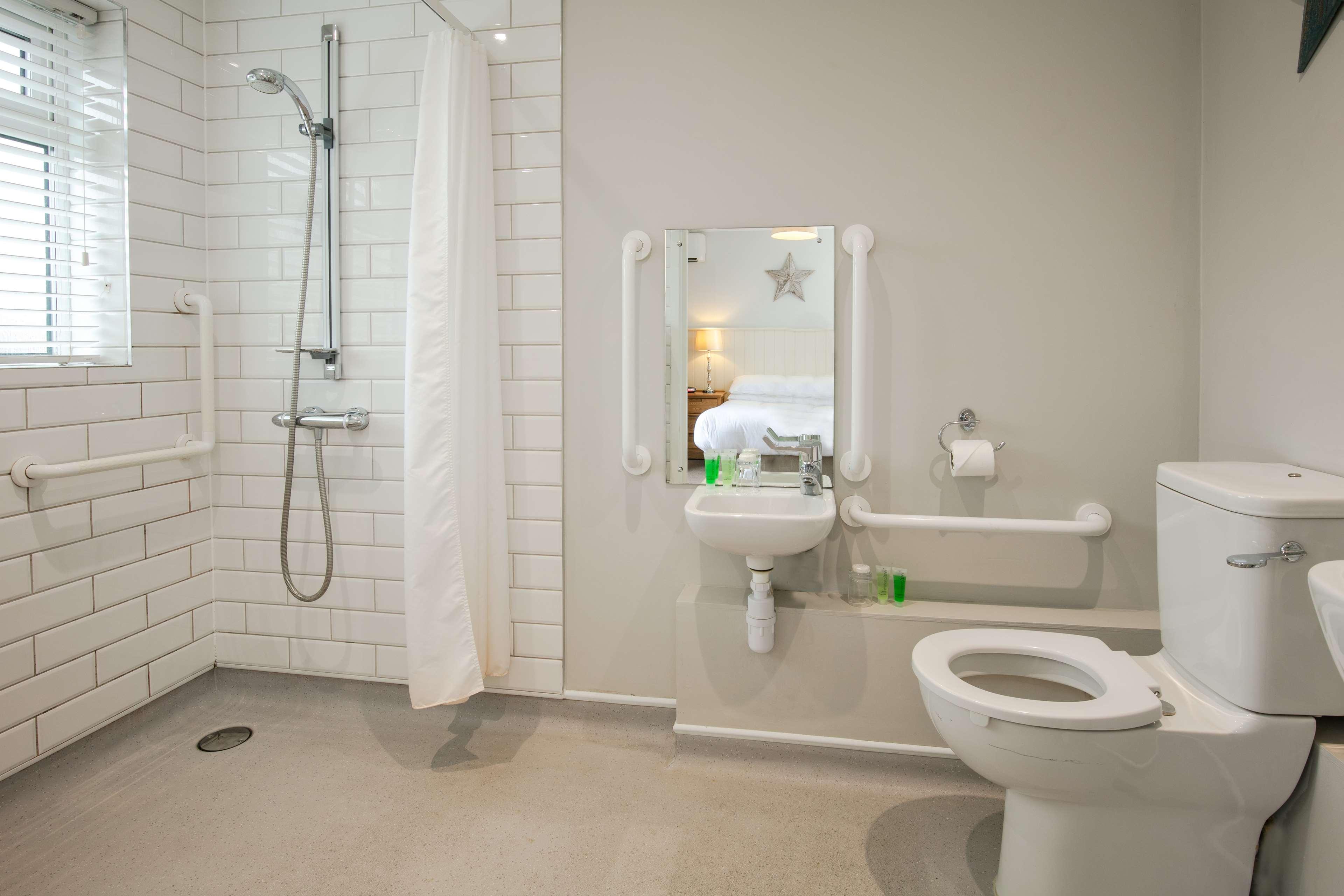 Room, Double Bed, George Hotel, BW Signature Collection 2/3
