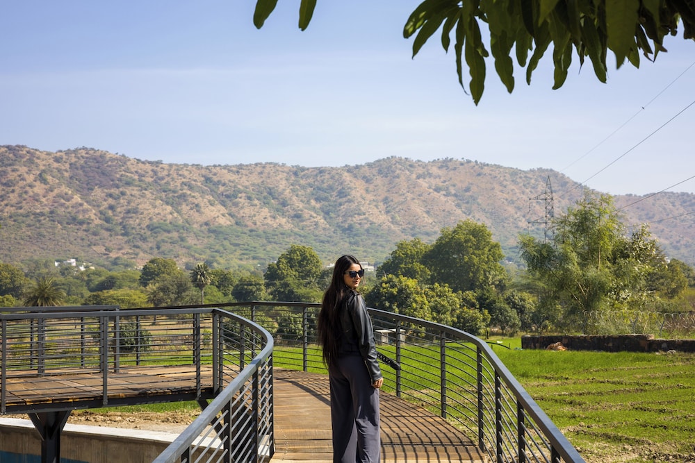 ELIVAAS Cows and Cuddles 4 BHK with Pvt Pool and Garden 42/68
