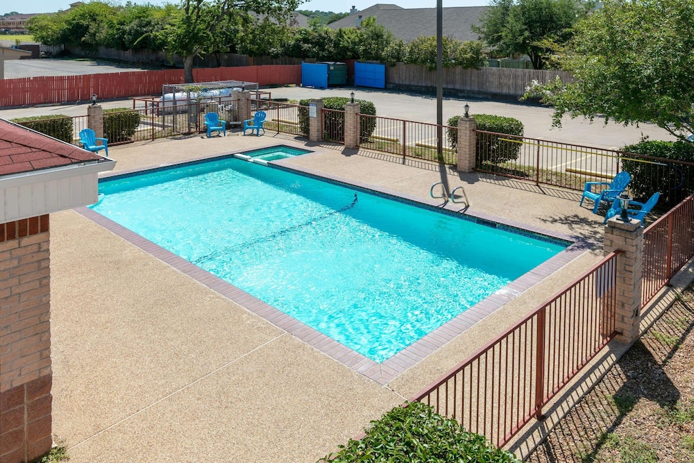 Days Inn By Wyndham Granbury 11/49