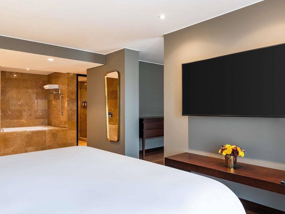 JUNIOR SUITE, KING BED