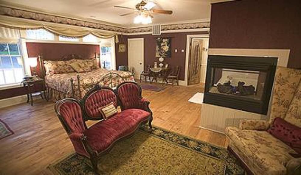 Aurora Staples Inn 26/50