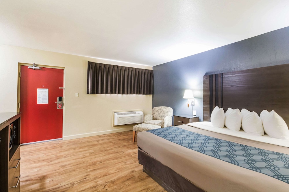 Econo Lodge Inn and Suites I-35 at Shawnee Mission 14/32