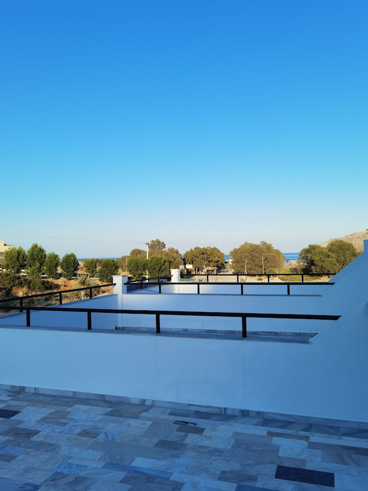 Vlycha Beach Studios & Apartments 65/71
