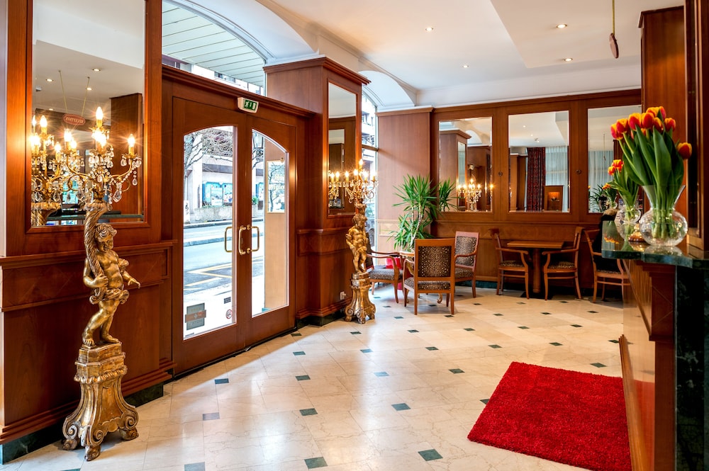Diplomate Hotel 5/40