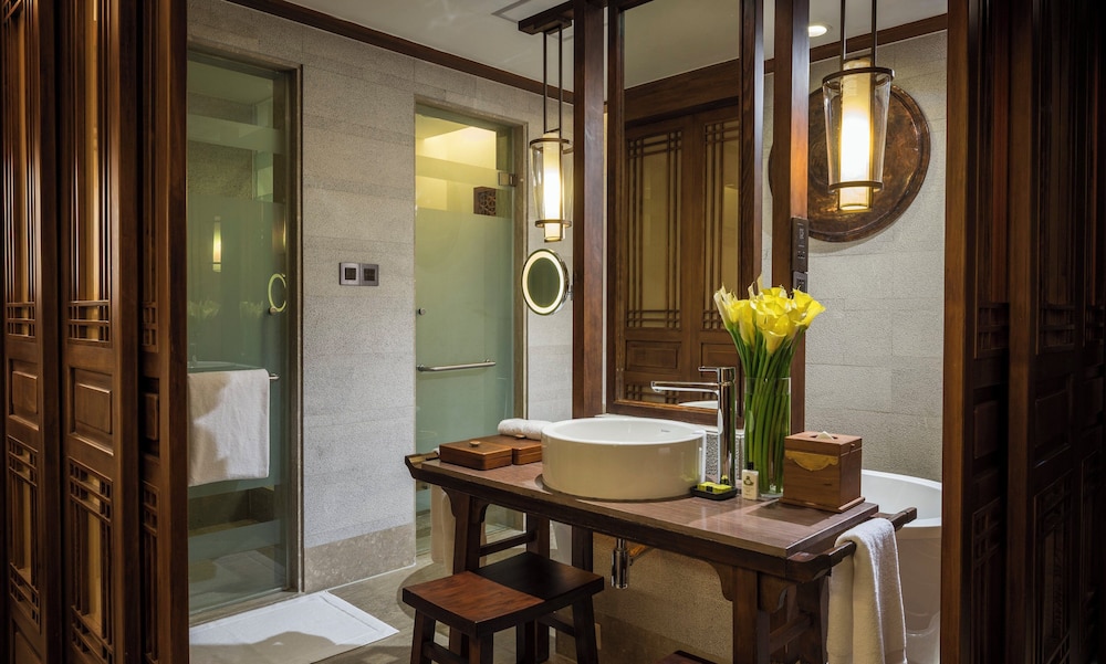 غرفة كلاسيكية بسريرين منفصلين بإطلالة على الحديقة، INTERCONTINENTAL LIJIANG ANCIENT TOWN RESORT 6/6