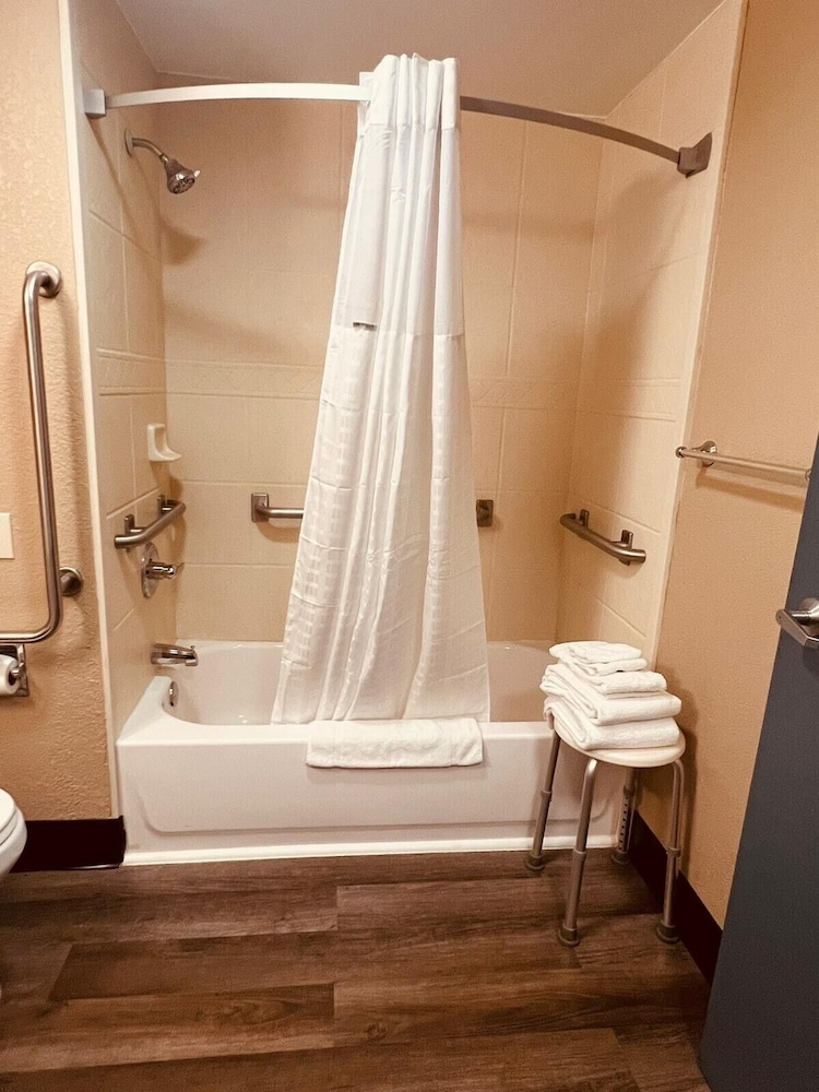 Super 8 by Wyndham Nyack NY 36/37