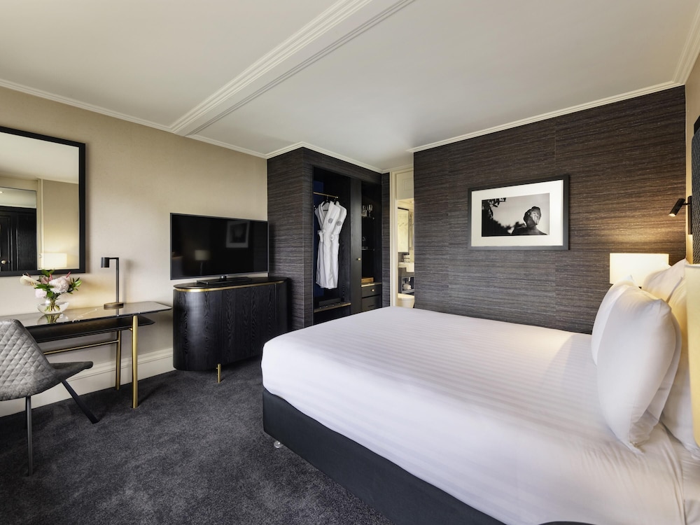 SUPERIOR, QUEEN BED