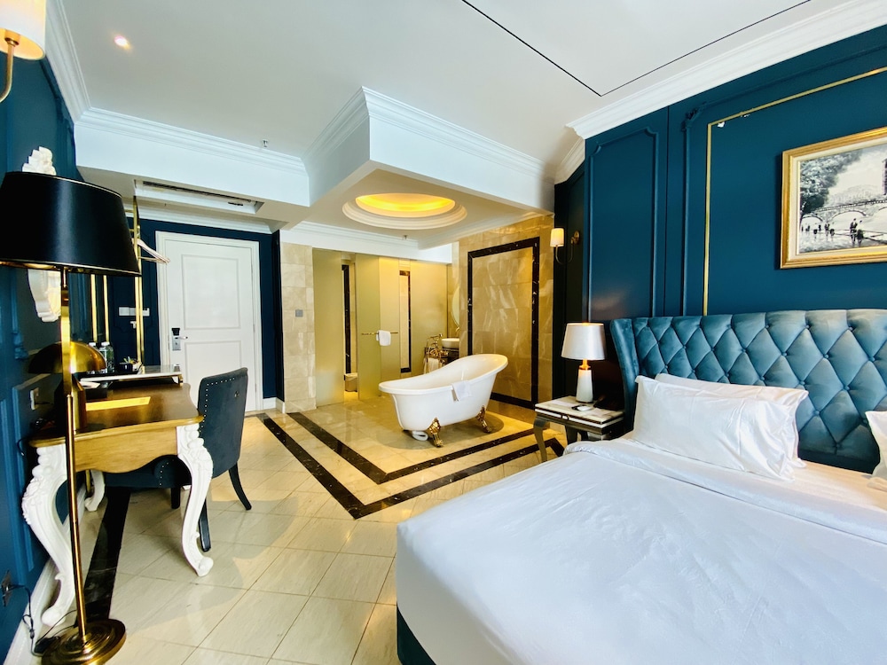 ROMANTIC, SUITE