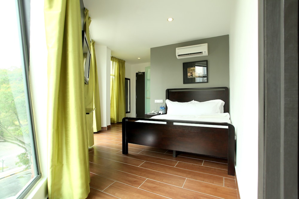 Crossroads Hotel 6/46