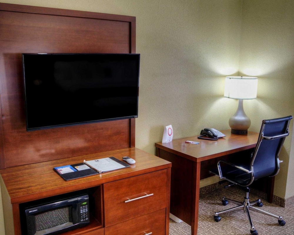 Comfort Suites Plymouth Near Us-30 33/38