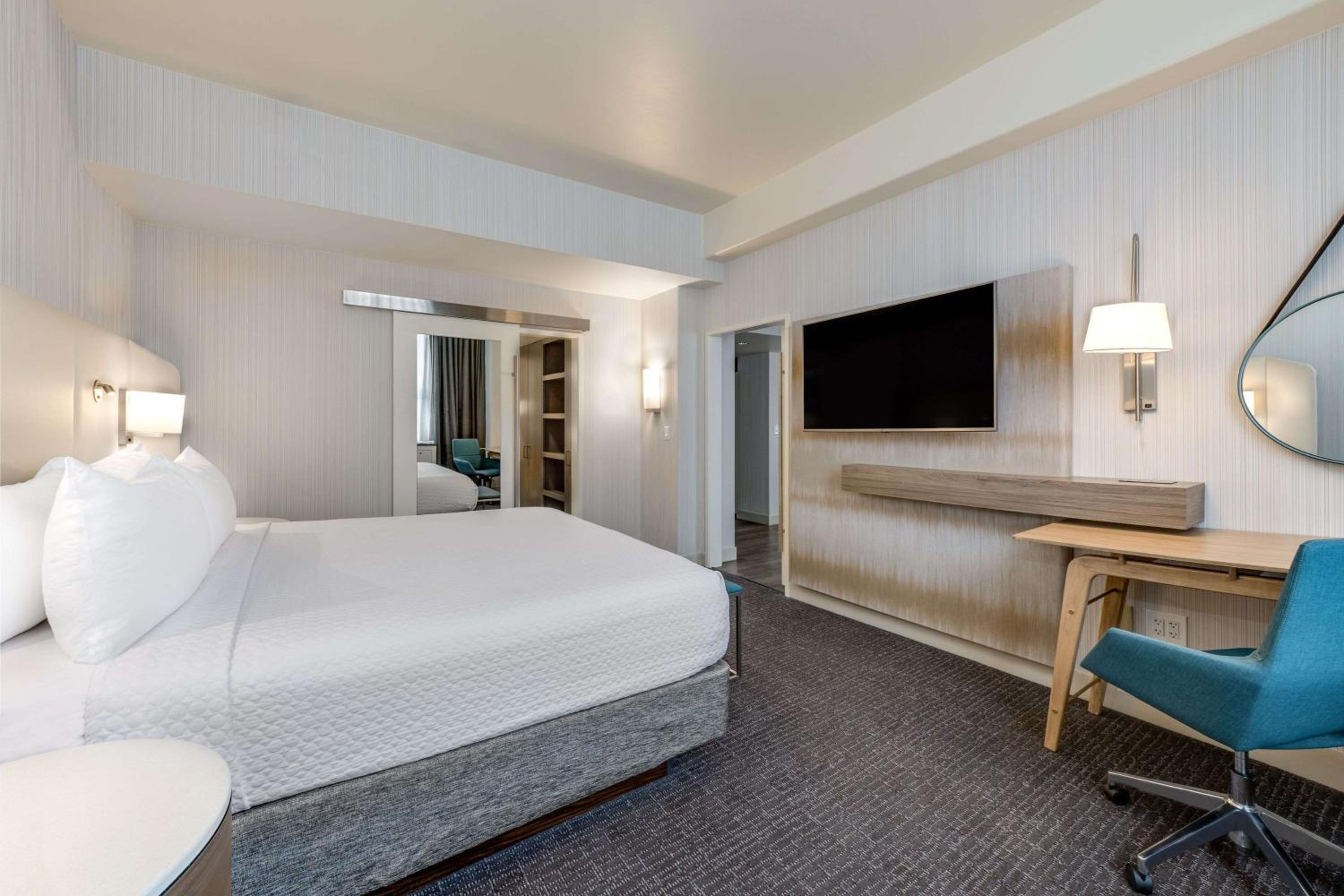 1 BEDROOM, OAKHURST, SUITE, KING BED