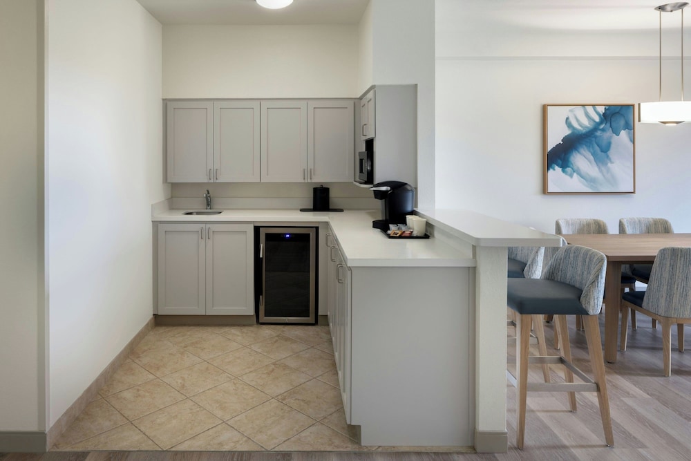 جناح بسرير كينج بشرفة بغرفة نوم واحدة مع أريكة، Courtyard by Marriott Sandestin at Grand Boulevard 2/7