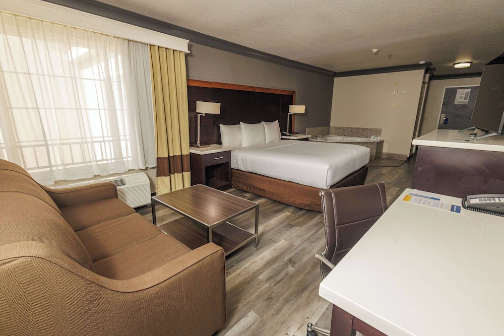 Comfort Inn & Suites Near Universal - N. Hollywood - Burbank 35/68