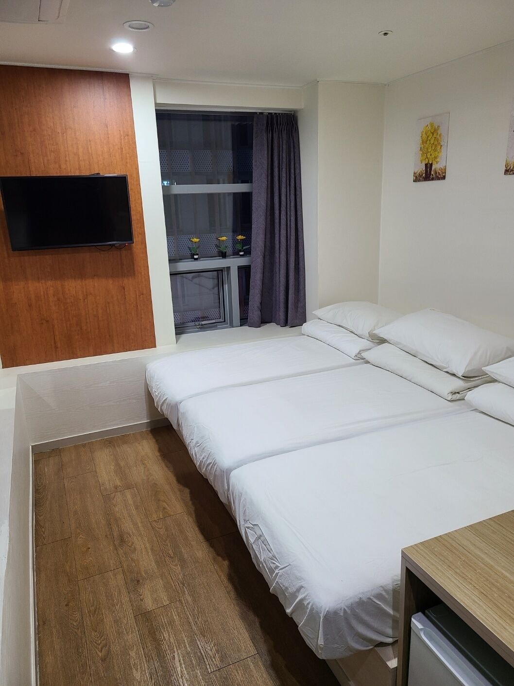 ROOM, TRIPLE, PRIVATE BATHROOM