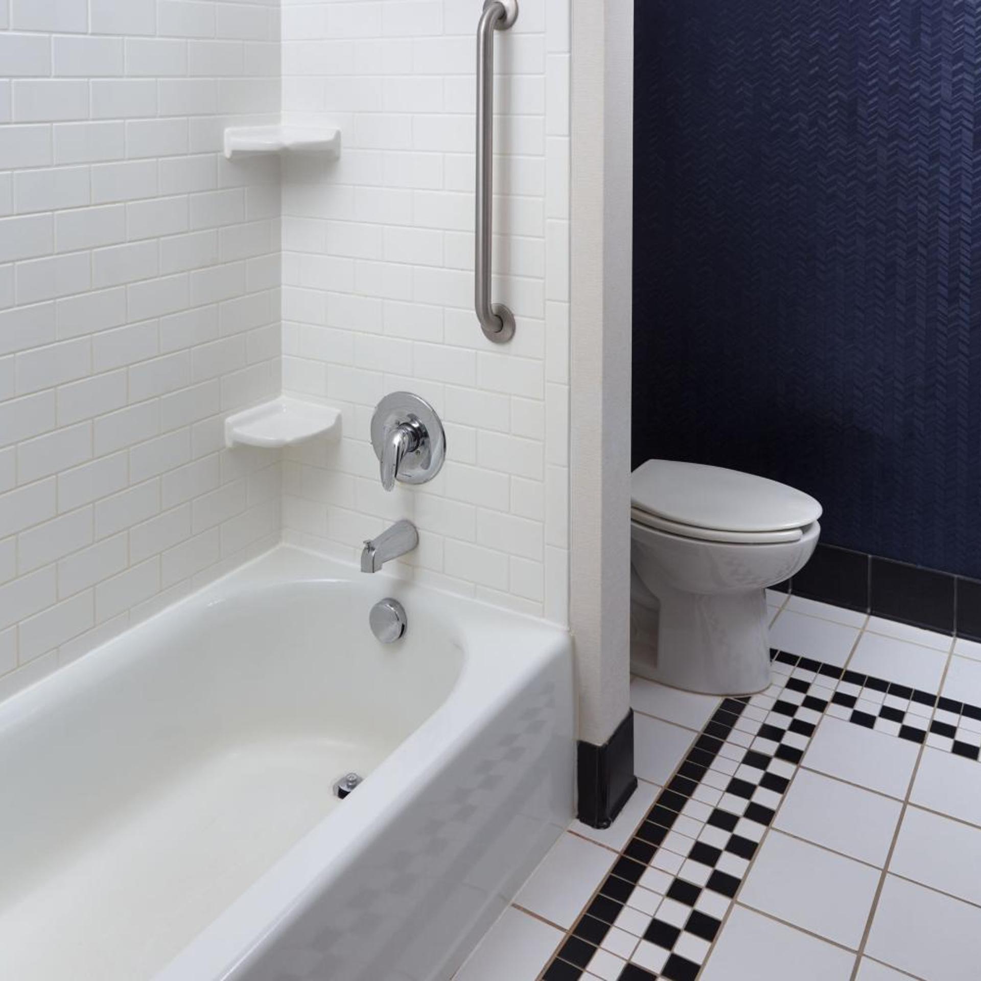 غرفة بسرير كينج بحوض استحمام لذوي الإعاقة، Fairfield Inn And Suites Orlando At Seaworld 6/10