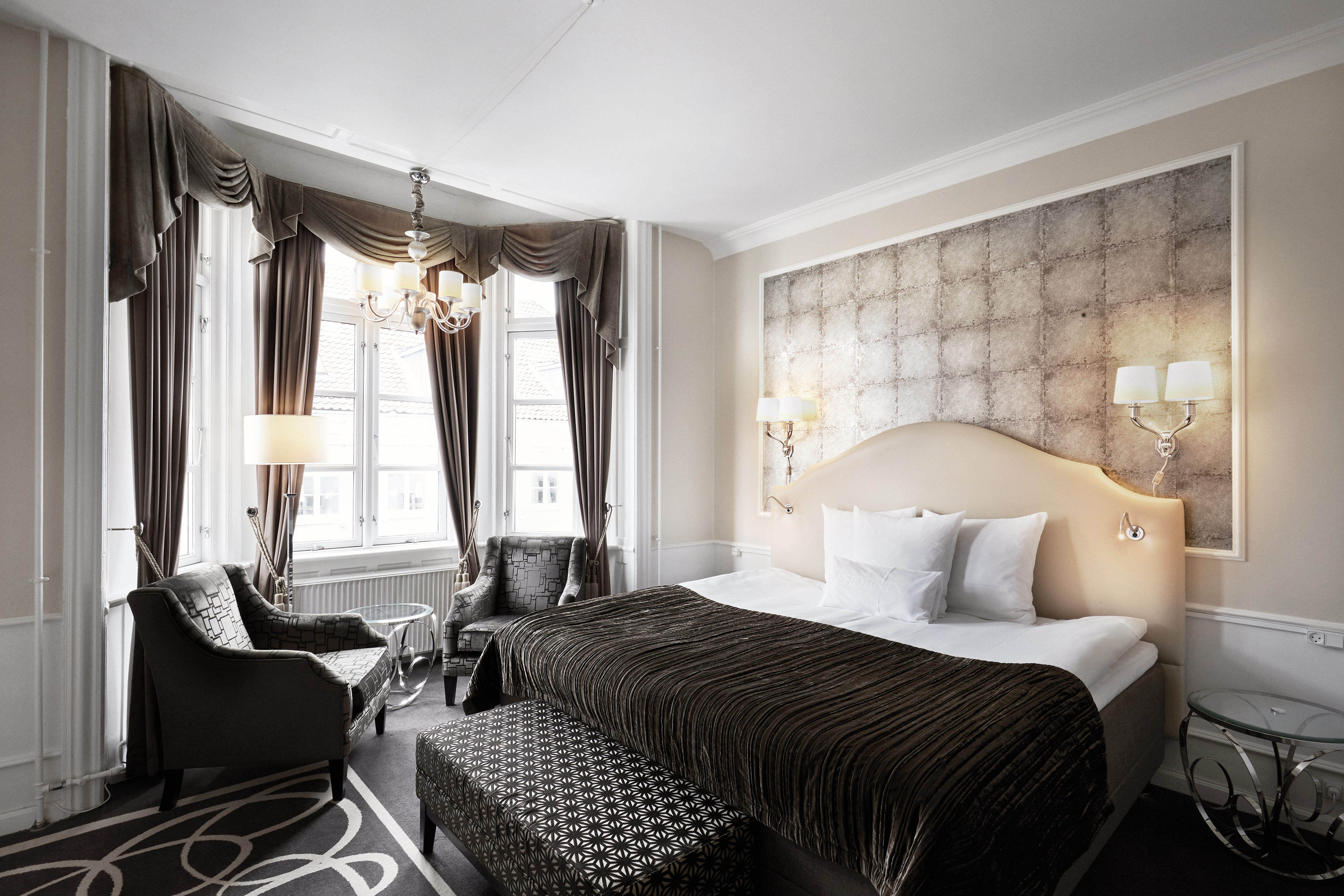 SUITE, LOUNGE ACCESS