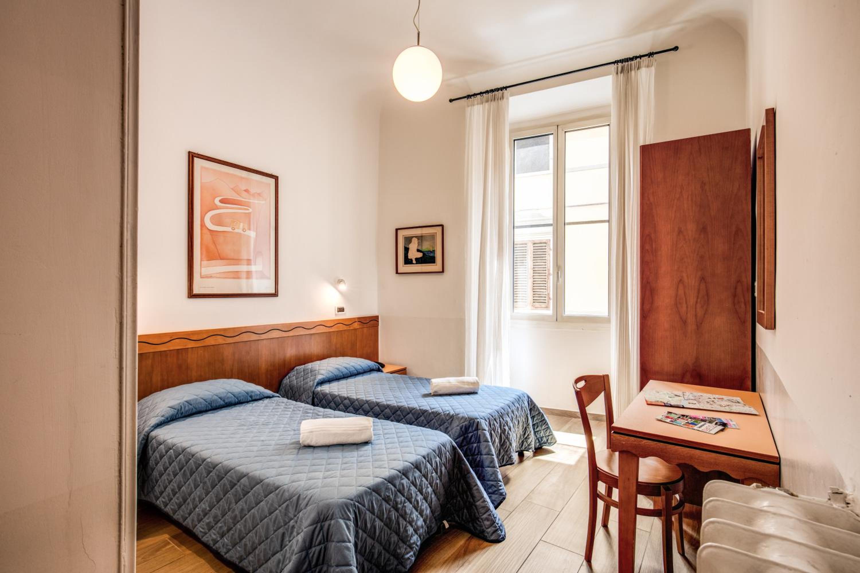 ROOM, DOUBLE BED
