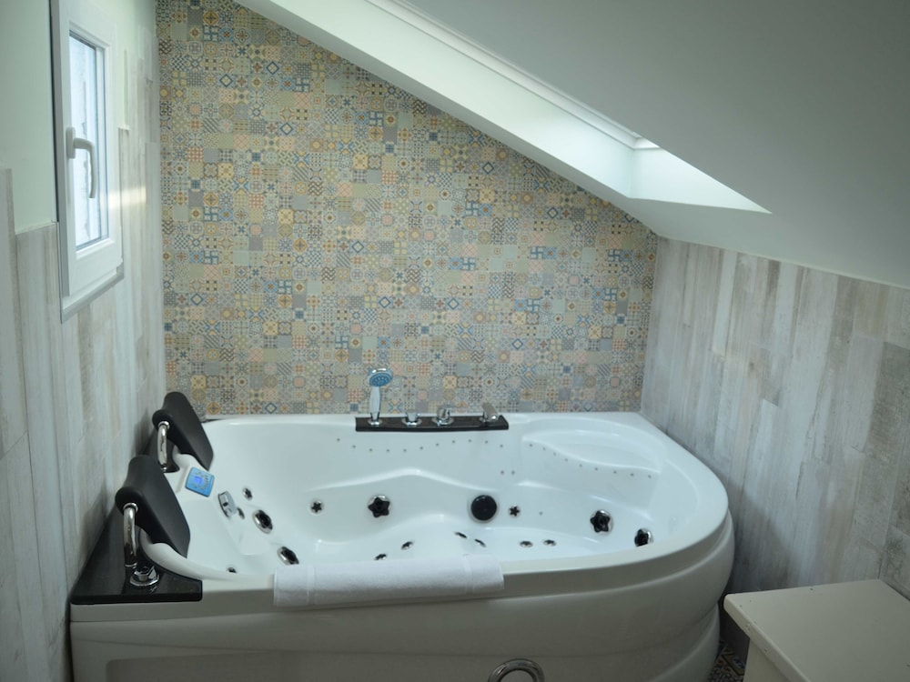 Suites con Jacuzzi Santillana 37/45