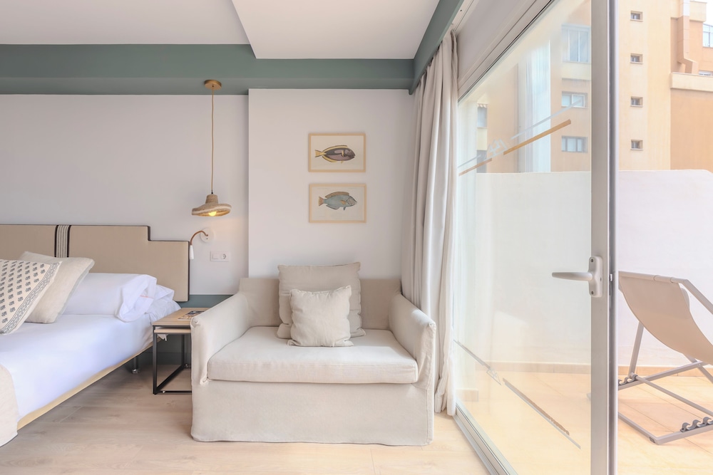 غرفة ثلاثية بسريرين منفصلين بإطلالة على البحر بشرفة مع أريكة، Hotel Soho Boutique Las Vegas 4/6