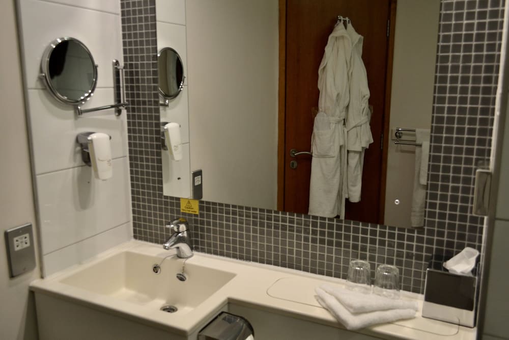 HOLIDAY INN MANCHESTER-CENTRAL PARK 28/73