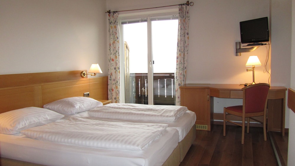 غرفة بسرير كينج بإطلالة على المدينة بشرفة، Hotel Schoene Aussicht 3/7