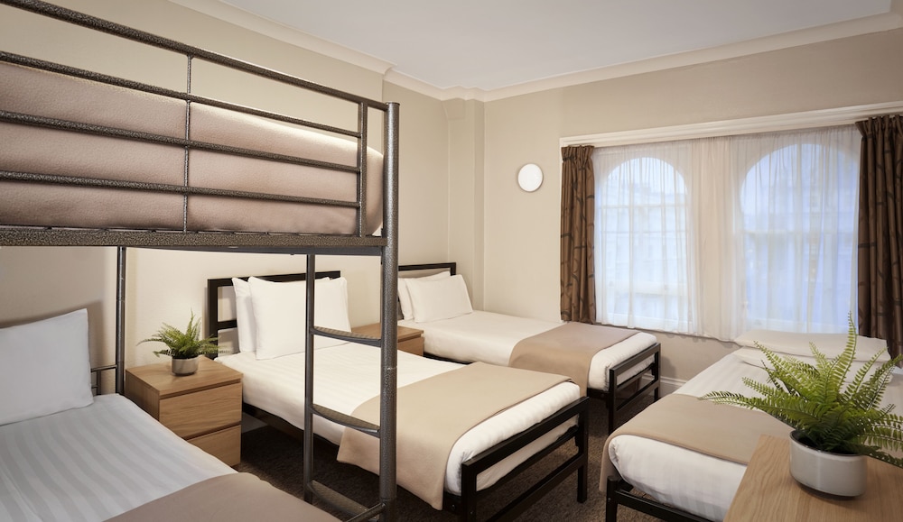 Lords Hotel 43/63