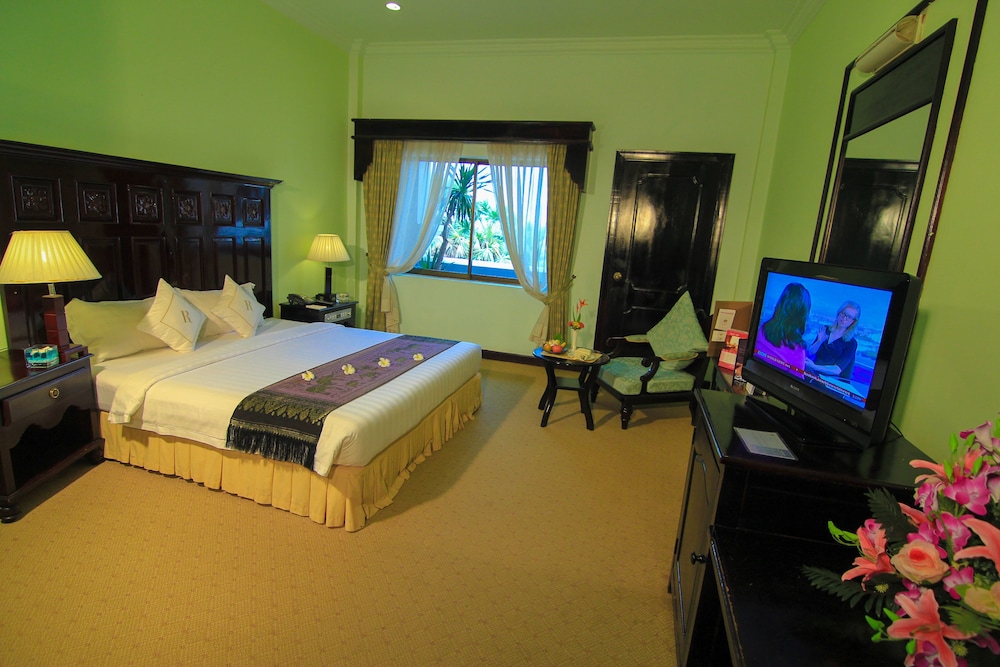 REE HOTEL 10/50