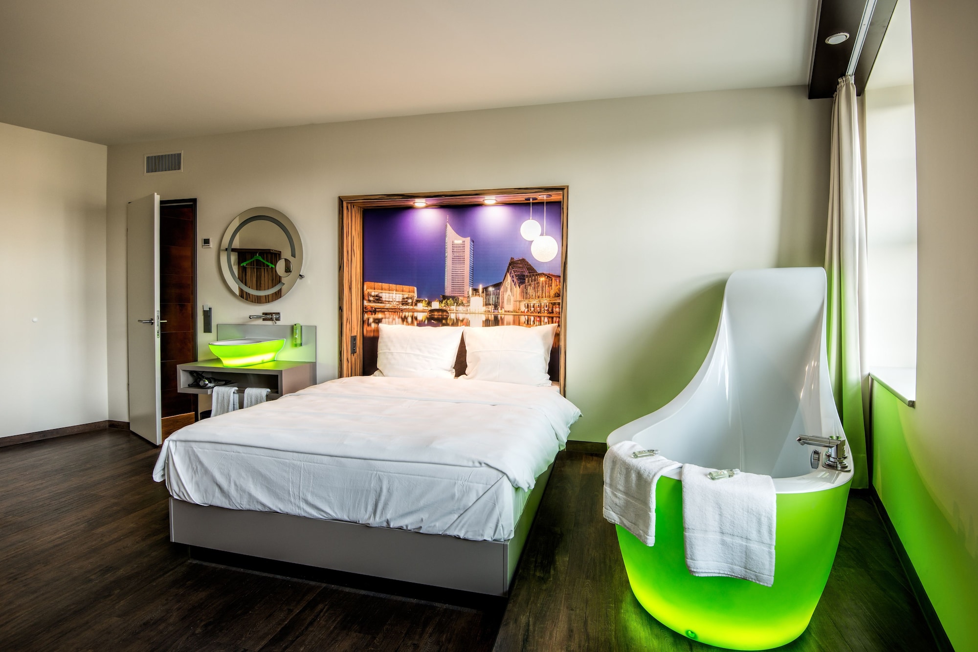 PREMIUM, SINGLE, QUEEN BED