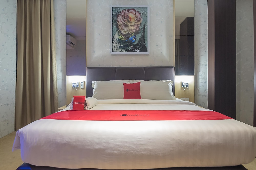 RedDoorz Premium near Grand Batam Mall 8/50