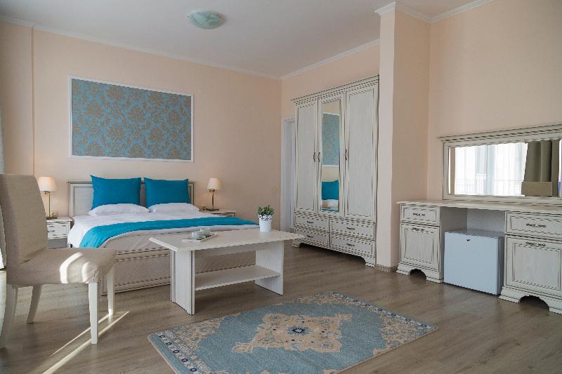 Junior Suite, Single, 2 Double Beds, Sea View